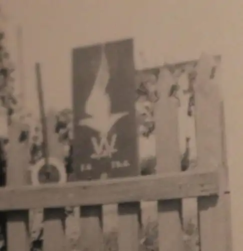 tolles altes Foto -  Soldat mit Schild am Zaun - Luftwaffen-Einheit  ?