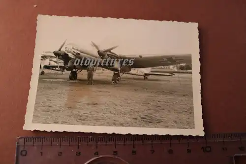 tolles altes Foto -  Soldat posiert an einem Flugzeug 
