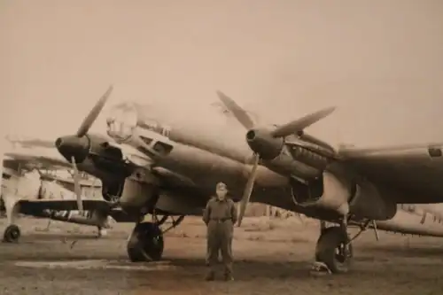 tolles altes Foto -  Soldat posiert an einem Flugzeug