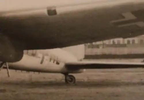 tolles altes Foto -  Soldat posiert an einem Flugzeug