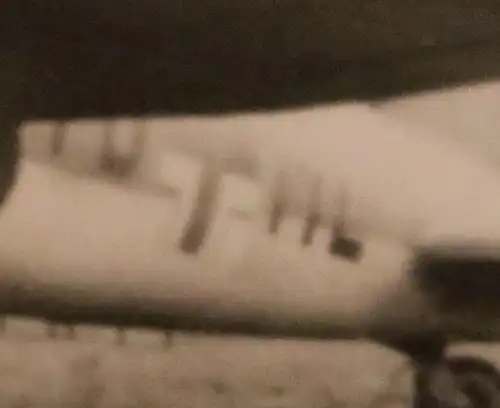 tolles altes Foto -  Soldat posiert an einem Flugzeug