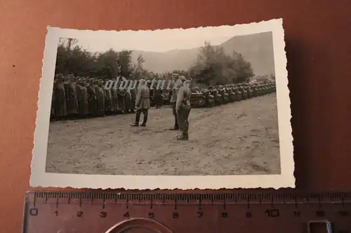 tolles altes Foto -  Gebirgsjäger-Einheit HIntergrund viele Kettenkrads