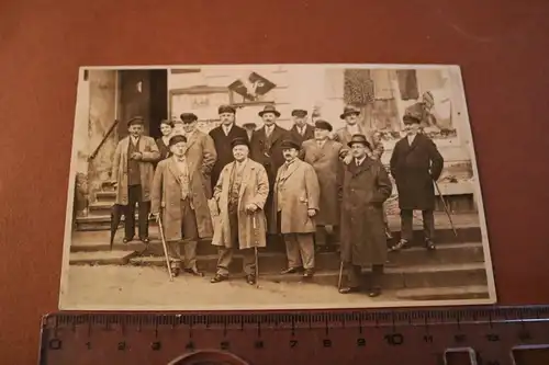 tolles altes Foto Gruppe Männer vor Fotogeschäft ? Agfa Reklame  20-30er Jahre 
