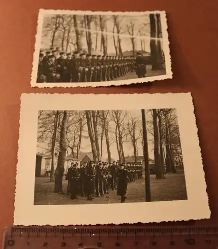 zwei tolle alte Fotos - Marine-Soldaten stehen stramm - Wilhelmshaven ???