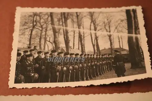 zwei tolle alte Fotos - Marine-Soldaten stehen stramm - Wilhelmshaven ???