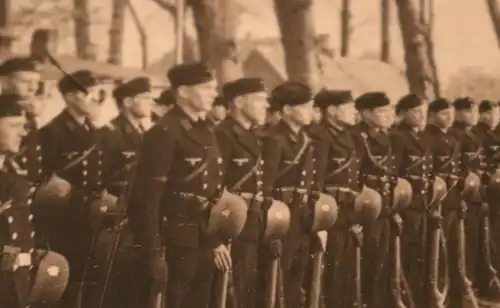 zwei tolle alte Fotos - Marine-Soldaten stehen stramm - Wilhelmshaven ???