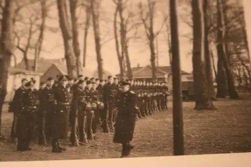 zwei tolle alte Fotos - Marine-Soldaten stehen stramm - Wilhelmshaven ???