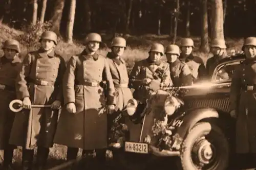 tolles altes Foto - Soldaten posieren an einem Oldtimer aus Hamburg