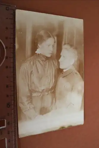 tolles altes Foto - Frau mit Soldat - 50. Art. Regt. ?? 