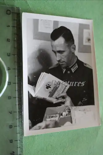 tolles altes Foto - Soldat hat Weihnachtspackchen bekommen und liest