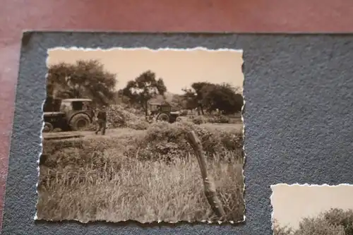 vier alte Fotos   Soldaten ?? mit alten Traktoren, Schlepper am arbeiten