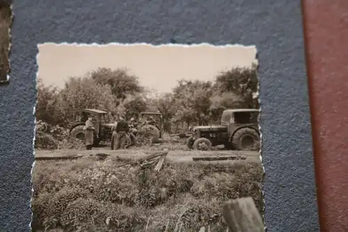 vier alte Fotos   Soldaten ?? mit alten Traktoren, Schlepper am arbeiten