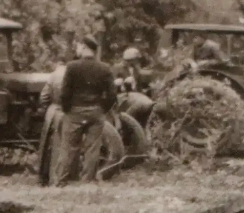 vier alte Fotos   Soldaten ?? mit alten Traktoren, Schlepper am arbeiten