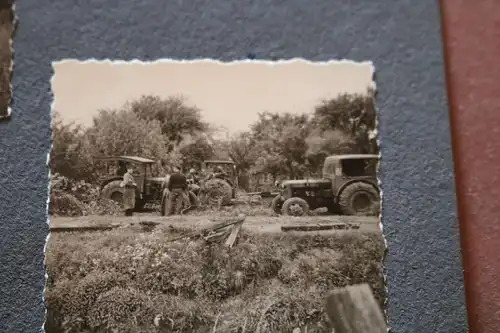 vier alte Fotos   Soldaten ?? mit alten Traktoren, Schlepper am arbeiten 