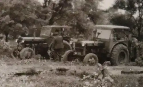 vier alte Fotos   Soldaten ?? mit alten Traktoren, Schlepper am arbeiten