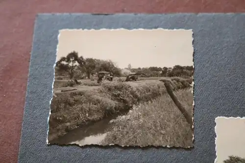 vier alte Fotos   Soldaten ?? mit alten Traktoren, Schlepper am arbeiten 