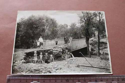 altes Pressefoto ?  KInder spielen an zerstörter Brücke - Ort ??