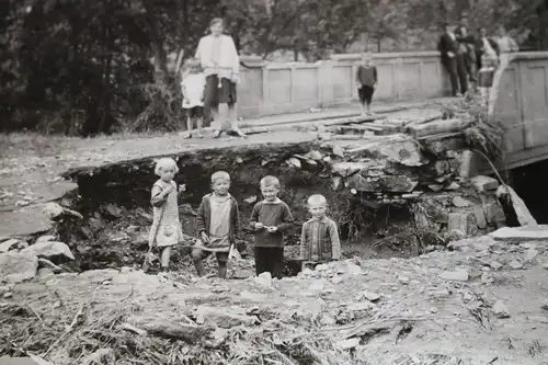 altes Pressefoto ?  KInder spielen an zerstörter Brücke - Ort ??