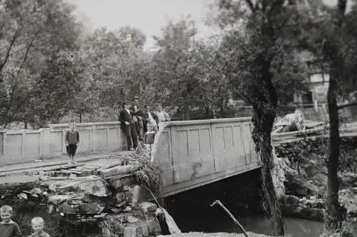 altes Pressefoto ?  KInder spielen an zerstörter Brücke - Ort ??