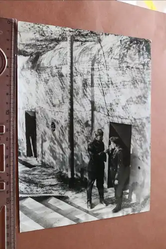 altes großes Pressefoto ?? zwei Soldaten rauchen vor riesigem Bunker - Ort ?