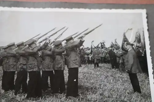 Albumseite mit vier alten Fotos - Kriegerverein ?? Roßbach-Feier  1932