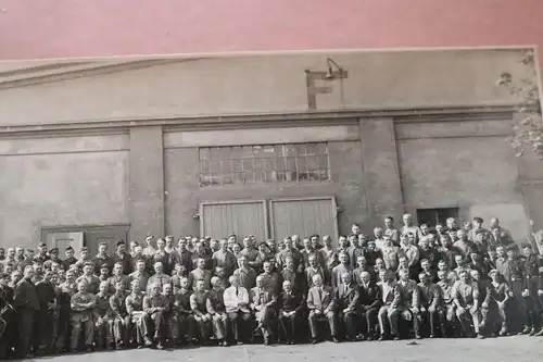 tolles altes Pressefoto ??? Belegschaft einer großen Firma - Halle F  Ort ?? 