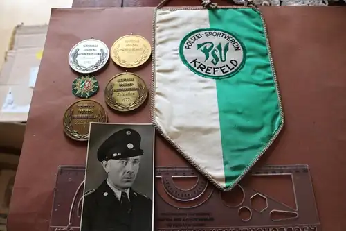 kleines Polizei-Konvolut vier Schiessmedaillen , Wimpel und Foto - PSV Krefeld 