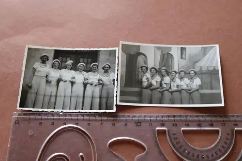 zwei tolle alte Fotos - Gruppe hübscher Frauen im Matrosen-Outfit - Tänzerinnen