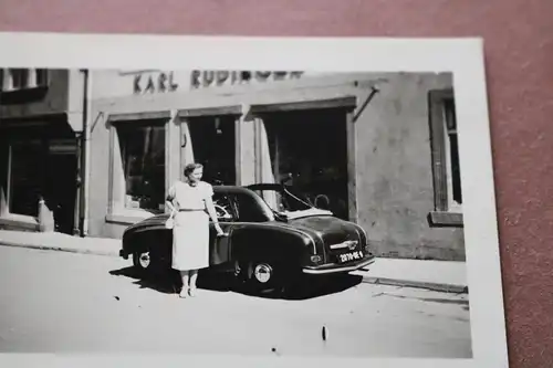 zwei tolle alte Fotos Kleinstoldtimer Goggomobil  mit  Person  50-60er Jahre