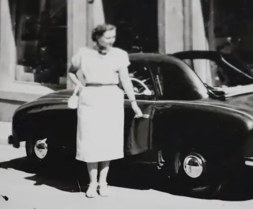 zwei tolle alte Fotos Kleinstoldtimer Goggomobil  mit  Person  50-60er Jahre
