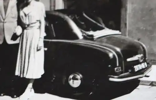 zwei tolle alte Fotos Kleinstoldtimer Goggomobil  mit  Person  50-60er Jahre