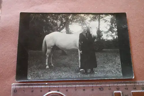 tolles altes Foto -  junge Frau mit ihrer weissen Stute - 1910-20 