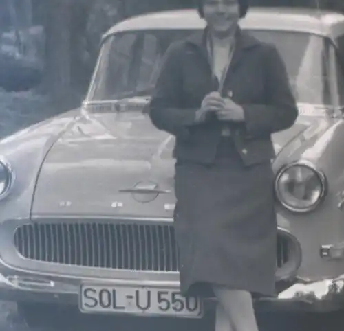 zwei tolle alte Negative - Frau und Mann mit Opel Oldtimer  - 50-60er Jahre ??