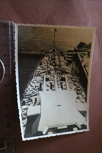 altes Foto Matrosen sonnen sich auf Deck ?? oder n Überlebene ?? Schlachtschiff