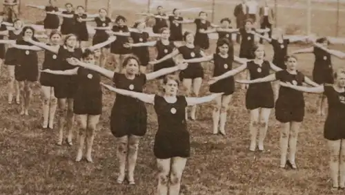 tolles altes Foto - Gemeinschaftssport Frauen  1910-20 ??