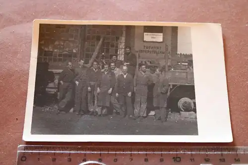 tolles altes  Gruppenfoto - Kraftwagenbetriebswerk ?? Wien  20-30er Jahre