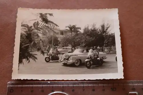 tolles altes Foto amerikanischer Oldtimer mit Polizeieskorte - 60er Jahre ?