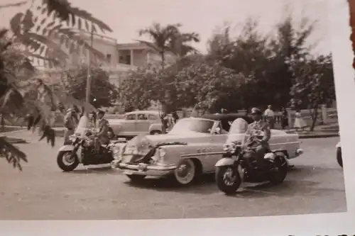 tolles altes Foto amerikanischer Oldtimer mit Polizeieskorte - 60er Jahre ?