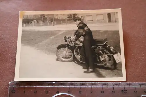 tolles altes Foto -  Mann mit seinem Oldtimer Motorrad Horex 350 - 1957