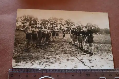 tolles altes Fußballfoto - Mannschaften angetreten zum Anpfiff - Logo TD