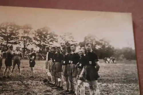 tolles altes Fußballfoto - Mannschaften angetreten zum Anpfiff - Logo TD