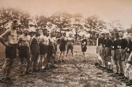 tolles altes Fußballfoto - Mannschaften angetreten zum Anpfiff - Logo TD