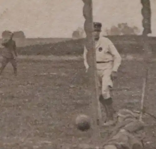 tolles altes Foto Fußballspiel - Fußball - Soldaten am Rand schauen zu 20-30er J