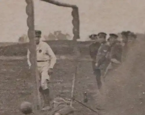 tolles altes Foto Fußballspiel - Fußball - Soldaten am Rand schauen zu 20-30er J