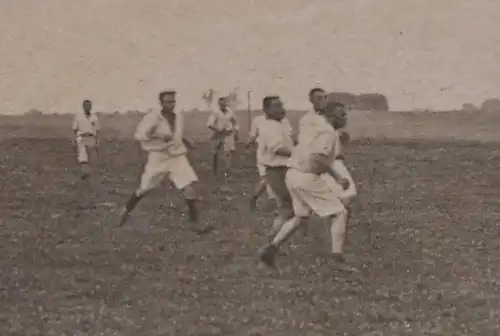 tolles altes Foto Fußballspiel - Fußball - Soldaten am Rand schauen zu 20-30er J