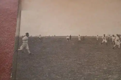 tolles altes Foto Fußballspiel - Fußball - Soldaten am Rand schauen zu 20-30er J