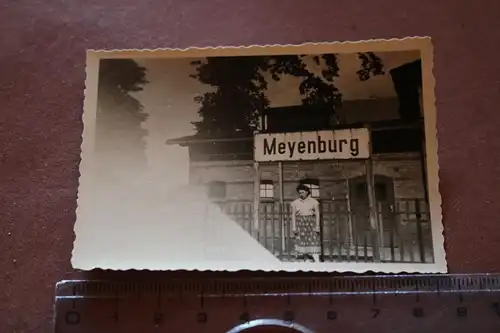 tolles altes Foto Frau warten am Bahnsteig, Bahnhof Meyenburg  30-50er Jahre