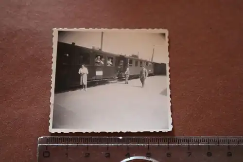 tolles altes Foto Personenzug DR Waggon am Bahnsteig - Ort ?? 50er Jahre ?