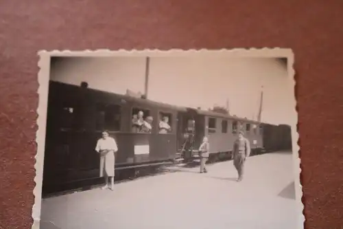 tolles altes Foto Personenzug DR Waggon am Bahnsteig - Ort ?? 50er Jahre ?