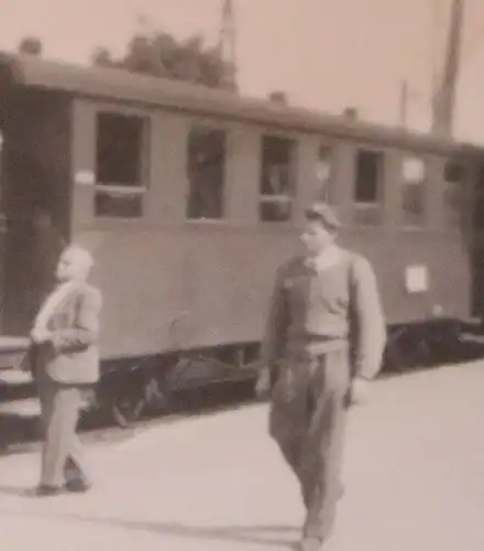 tolles altes Foto Personenzug DR Waggon am Bahnsteig - Ort ?? 50er Jahre ?